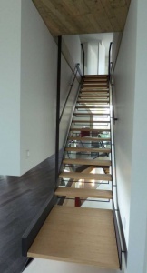 Habillage métallique d un' escalier avec marche en bois